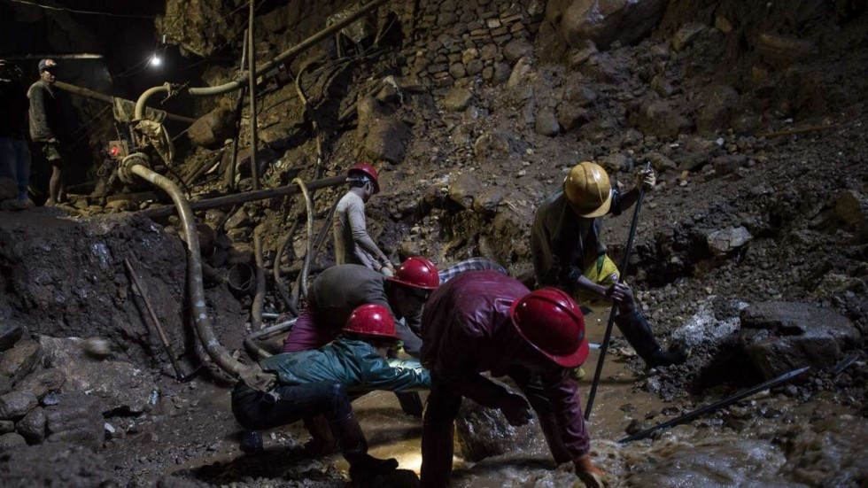 nghe khai thac da quy o Myanmar anh 1