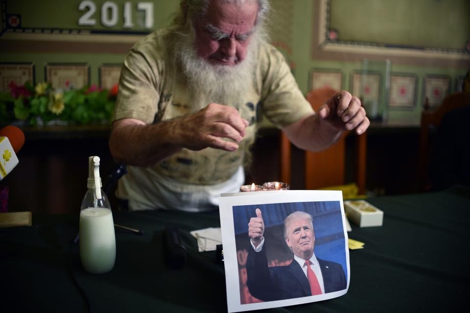 Thay phu thuy Mexico doan Trump thoat 3 am muu am sat hinh anh