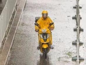 Nuoc mat sau nhung chuyen giao hang o do thi Trung Quoc hinh anh