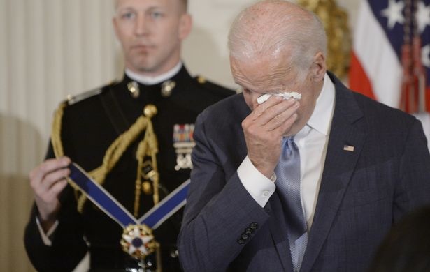 Ong Joe Biden rot nuoc mat khi nhan huan chuong tu Obama hinh anh