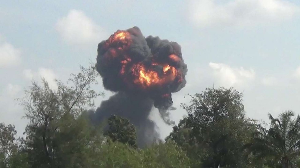 may bay Thai Lan roi khi bieu dien cho tre em anh 1