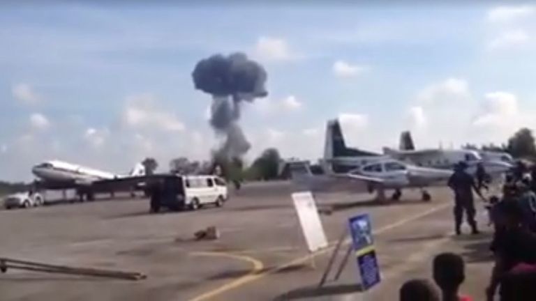 Chien dau co Thai roi khi dang bieu dien, phi cong tu nan hinh anh