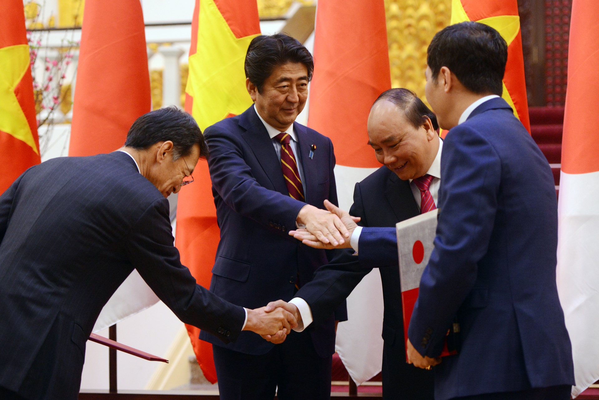 lễ đón Thủ tướng Shinzo Abe ở Hà Nội ảnh 11 le don Thu tuong Shinzo Abe o Ha Noi anh 11