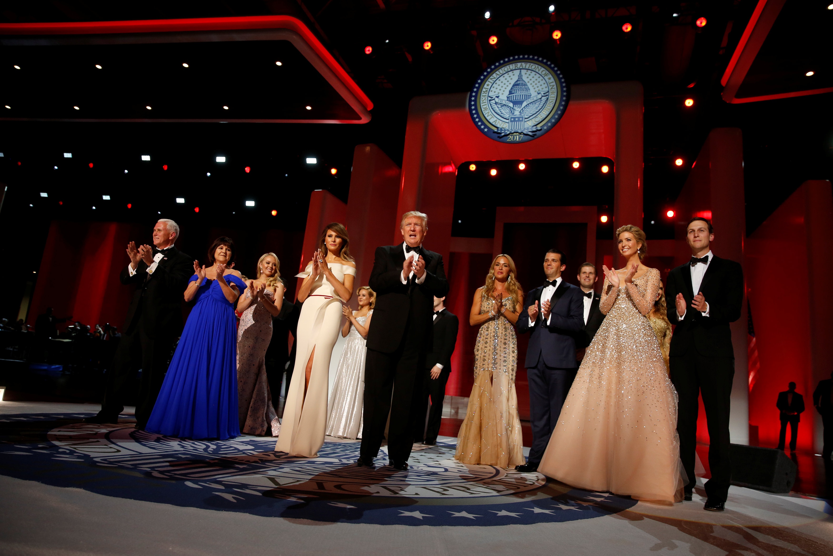 vo chong Trump khieu vu anh 4