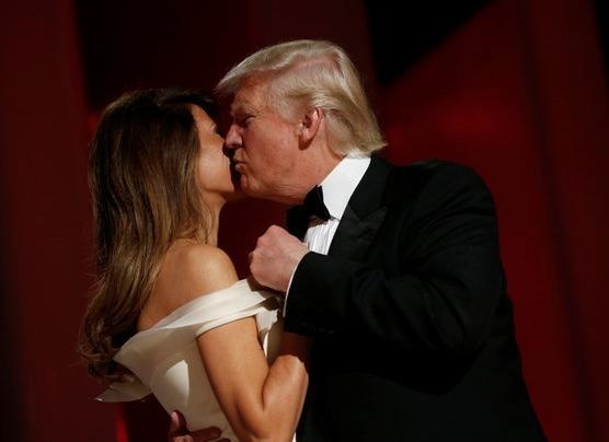 Vo chong Tong thong Trump tinh tu trong tiec khieu vu hinh anh