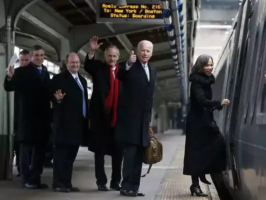 Cuu pho tong thong My Biden len tau ve que hinh anh