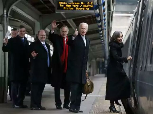 Cuu pho tong thong My len tau ve que sau khi Trump nham chuc hinh anh