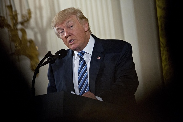 Tong thong Trump nham chuc anh 1