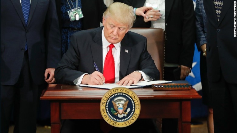 Bo Ngoai giao My: 1.000 vien chuc phan doi lenh cam nhap cu hinh anh