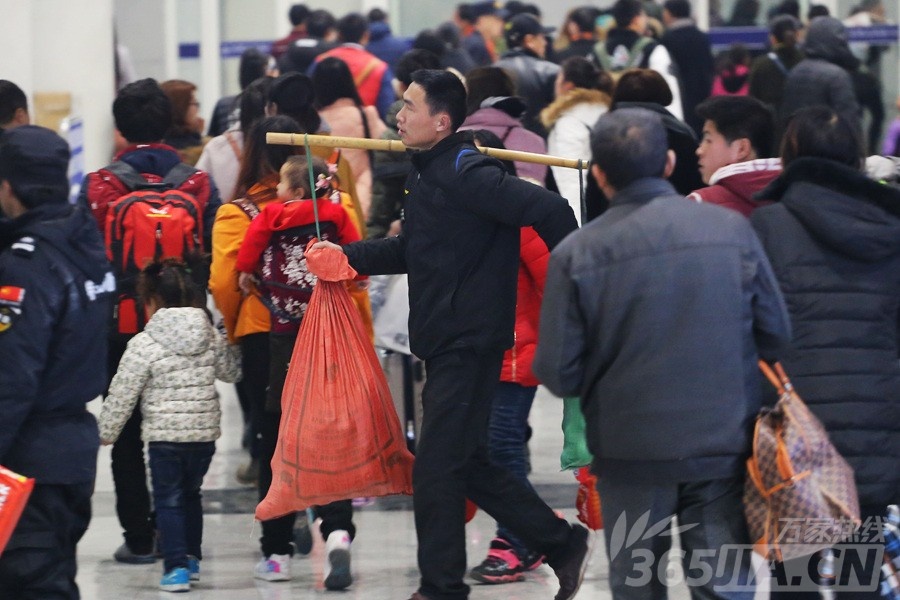 dan Trung Quoc do ve thanh pho sau Tet anh 9