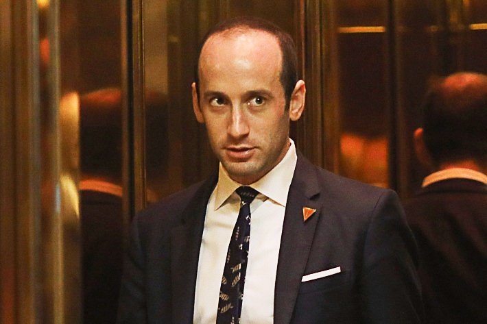 Co van 31 tuoi dung sau lenh cam nhap cu cua Trump hinh anh