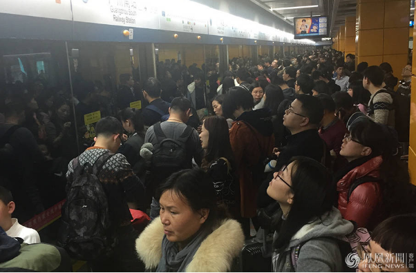 Dan Trung Quoc un un tro lai thanh pho sau Tet hinh anh