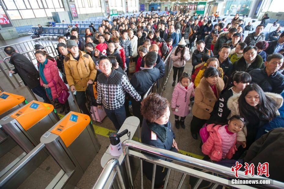 dan Trung Quoc do ve thanh pho sau Tet anh 2