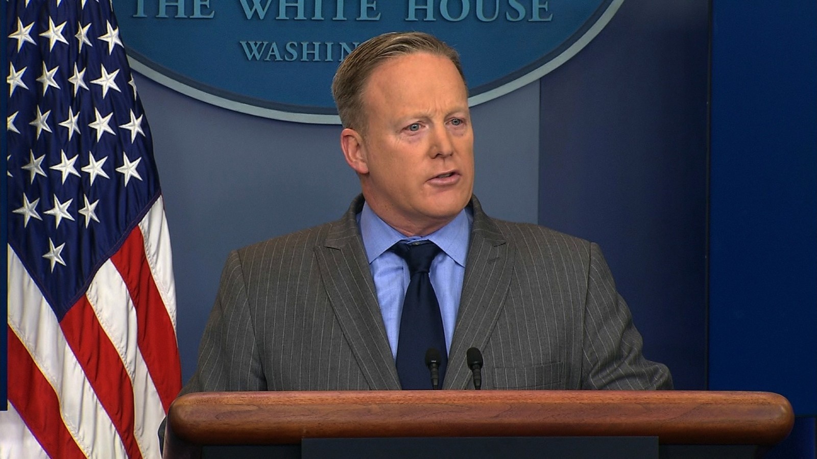 Trump yeu cau nhan vien mac nu tinh anh 2