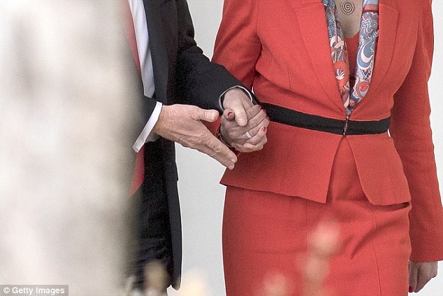 vợ chồng ông Trump nắm tay ảnh 3 vo chong ong Trump nam tay anh 3