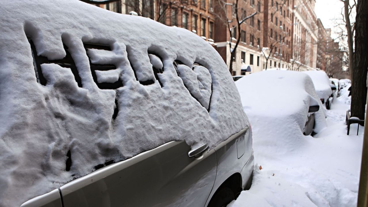 Bao tuyet phu trang xoa New York, it nhat mot nguoi chet hinh anh