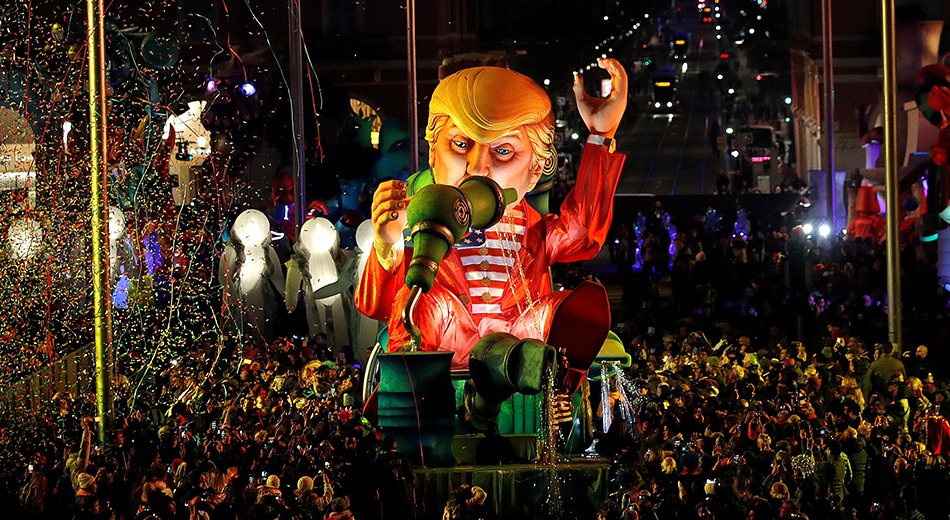 The gioi 24/7: Hinh nom ong Trump noi bat trong le hoi Phap hinh anh