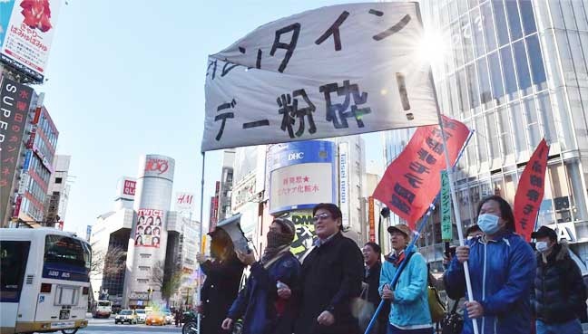 Chong Valentine o Nhat: Au yem noi cong cong la khung bo hinh anh