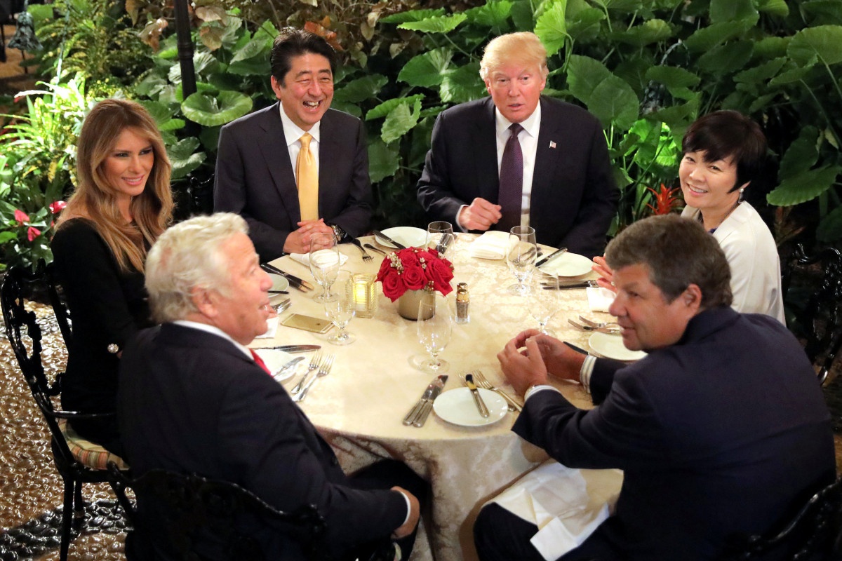 Tong thong Trump va thu tuong Nhat an toi o Mar-a-Lago hinh anh