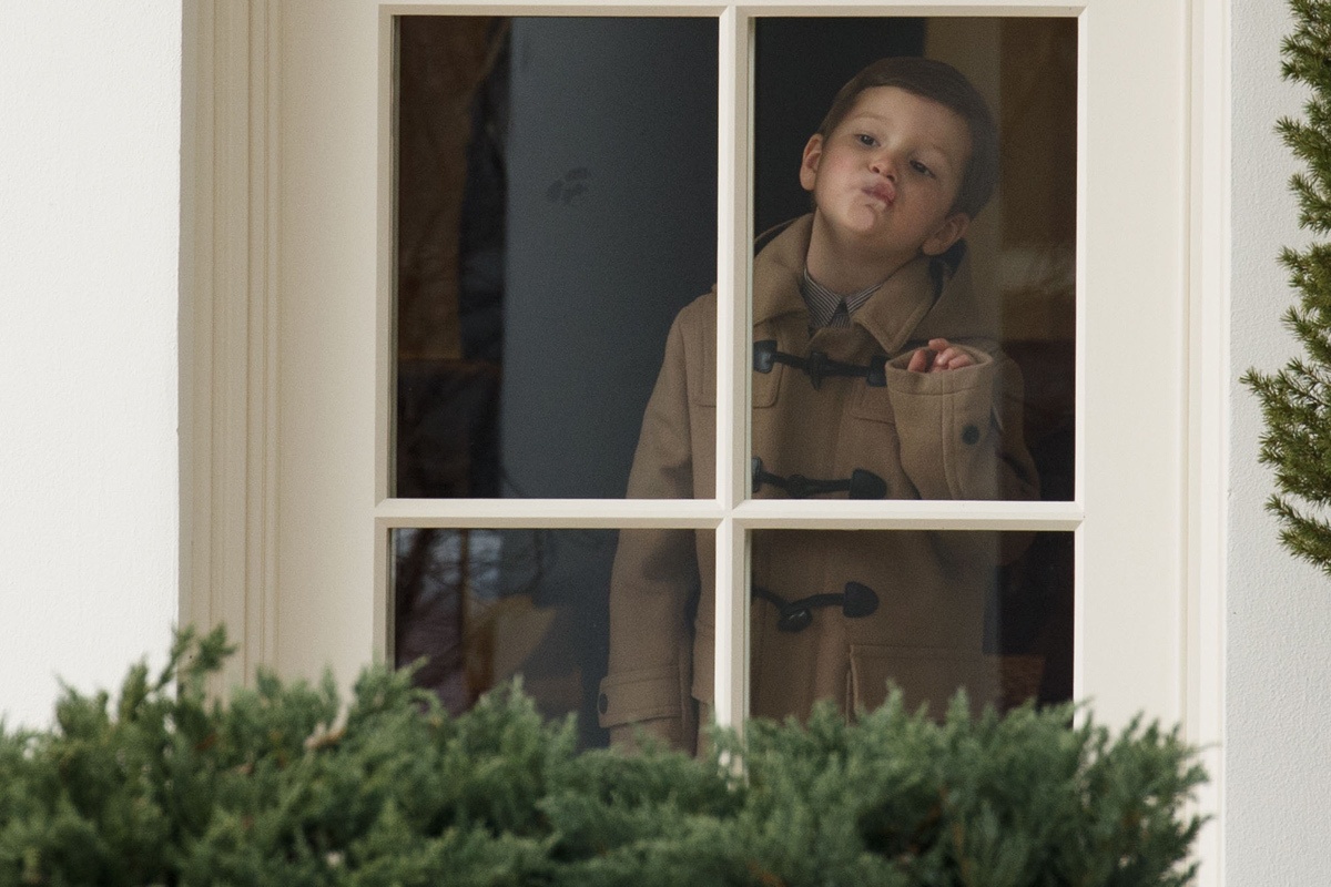 The gioi 24/7: Chau trai ong Trump tao dang o Nha Trang hinh anh