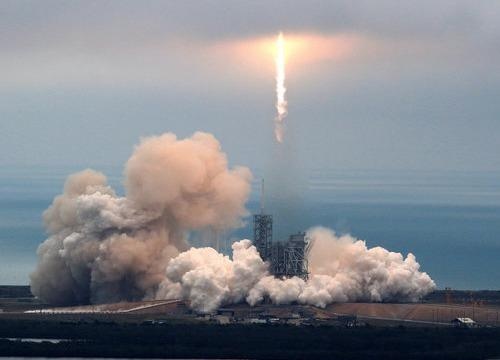 SpaceX phong thanh cong ten lua Falcon 9 sau khi tri hoan hinh anh