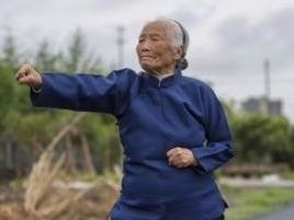 Cu ba 93 tuoi gioi Kungfu noi tieng tren mang Trung Quoc hinh anh