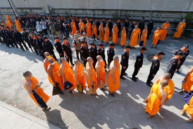 Su tuyet thuc phan doi lenh kiem soat chua Dhammakaya hinh anh