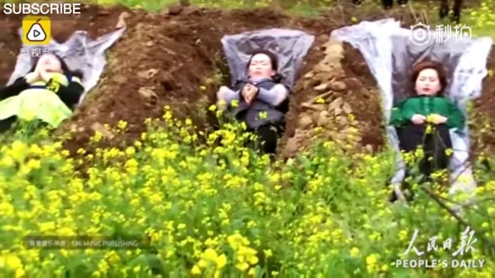 Ho chon dua phu nu ly di o Trung Quoc ben bo coi chet tro ve hinh anh