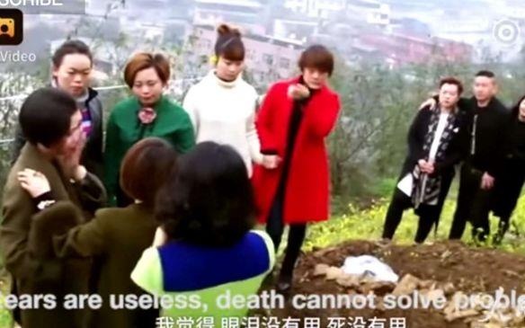 phu nu Trung Quoc ly di chong chet thu anh 1