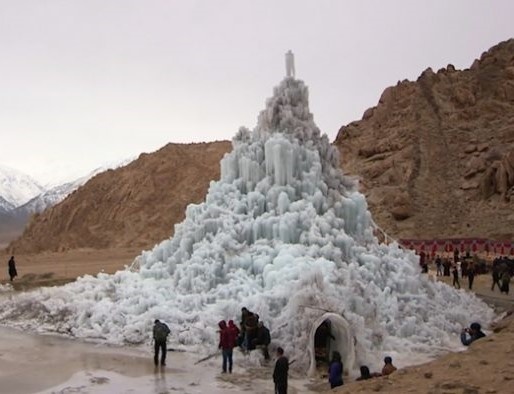 Thap bang nhan tao giua sa mac khac nghiet hinh anh