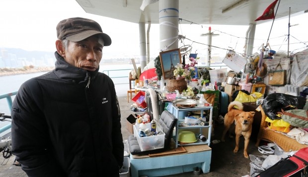 Hong Kong duoi nguoi vo gia cu trong thoi tiet gia lanh anh 1