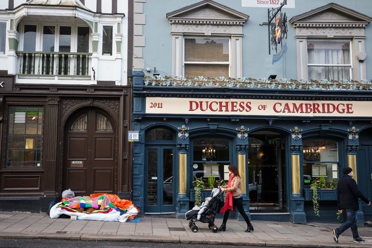 Nguoi vo gia cu bi 'can quet' truoc dam cuoi hoang tu Anh hinh anh