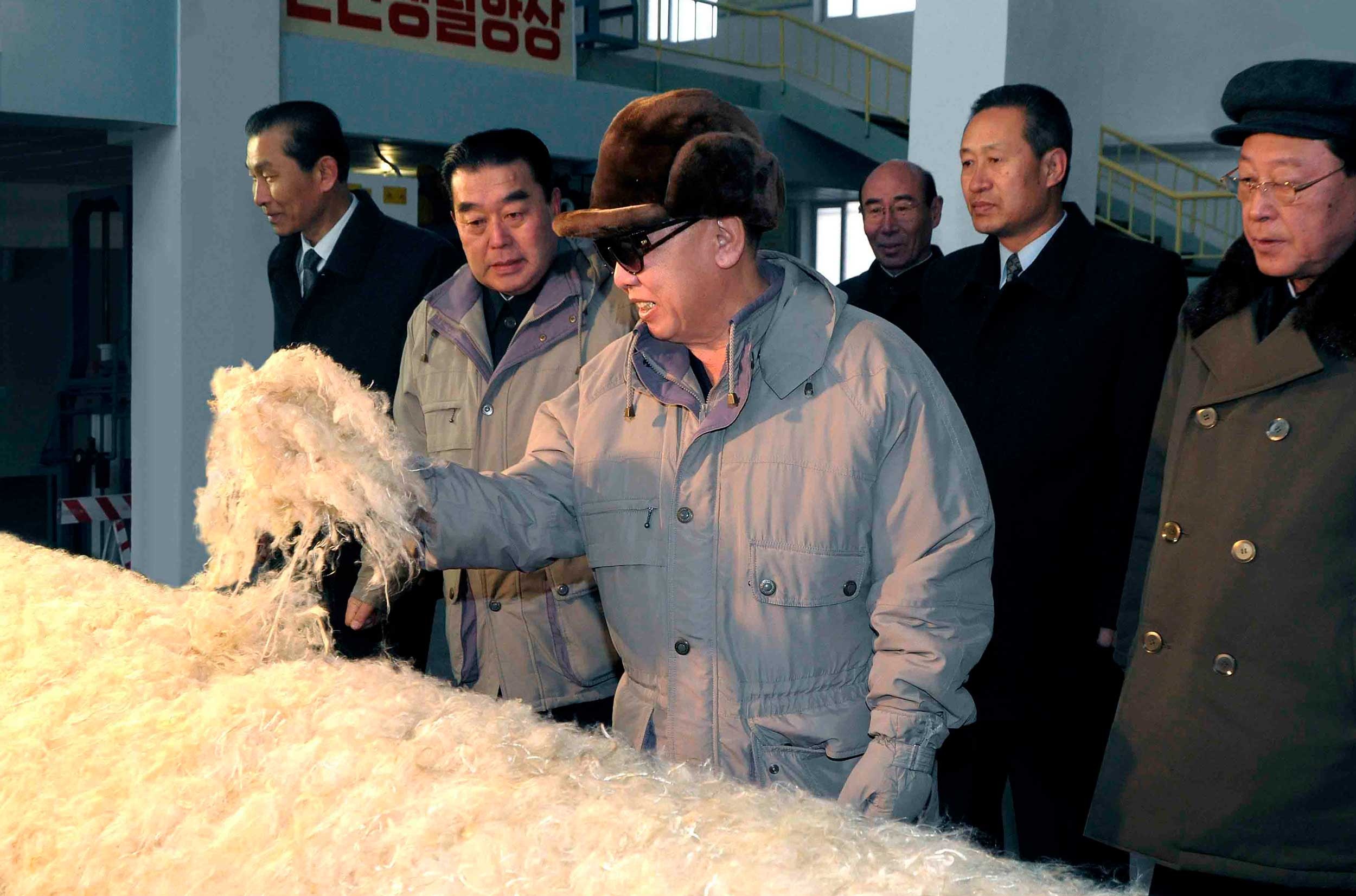 Quan ao lam tu da va loai vai di cung lich su cua Trieu Tien hinh anh