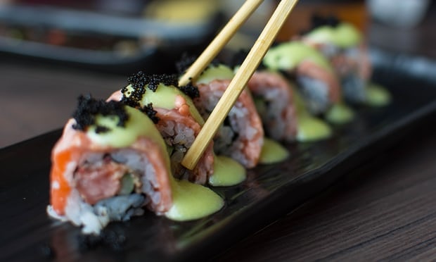 Nguoi dan ong mac san day 1,7 m vi thich an sushi hinh anh