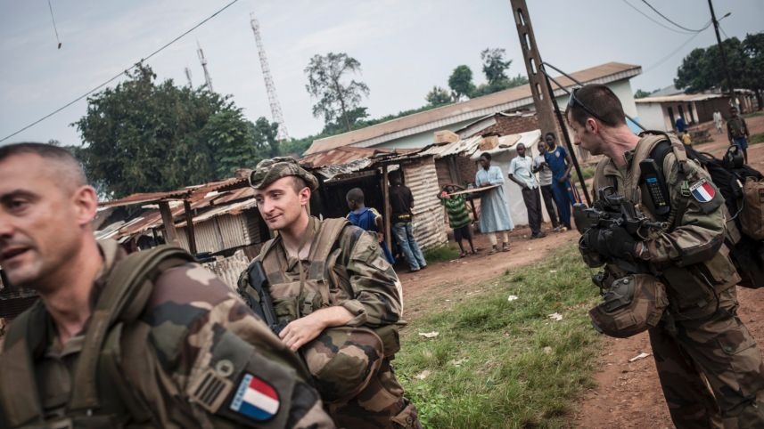 Linh LHQ lai bi to xam hai tinh duc tan bao hinh anh