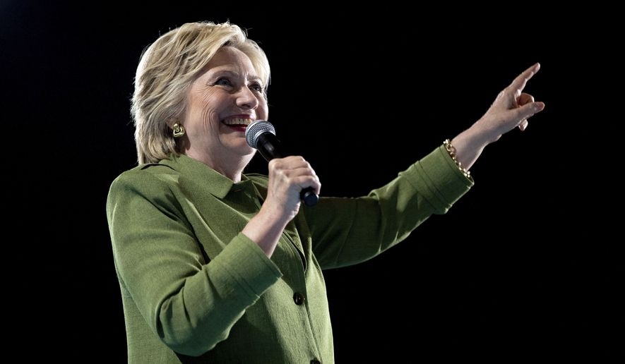 Nha bao My: Ba Clinton khong de danh bai Donald Trump hinh anh