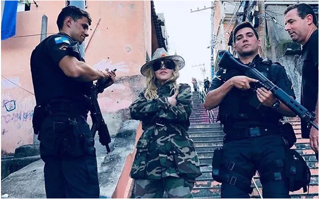 Trang phục của Madonna tại Brazil gây phẫn nộ ảnh 1 Trang phuc cua Madonna tai Brazil gay phan no anh 1
