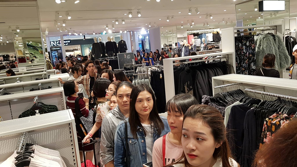 H&M lao dao vi doanh thu giam, tinh dong nhieu cua hang hinh anh