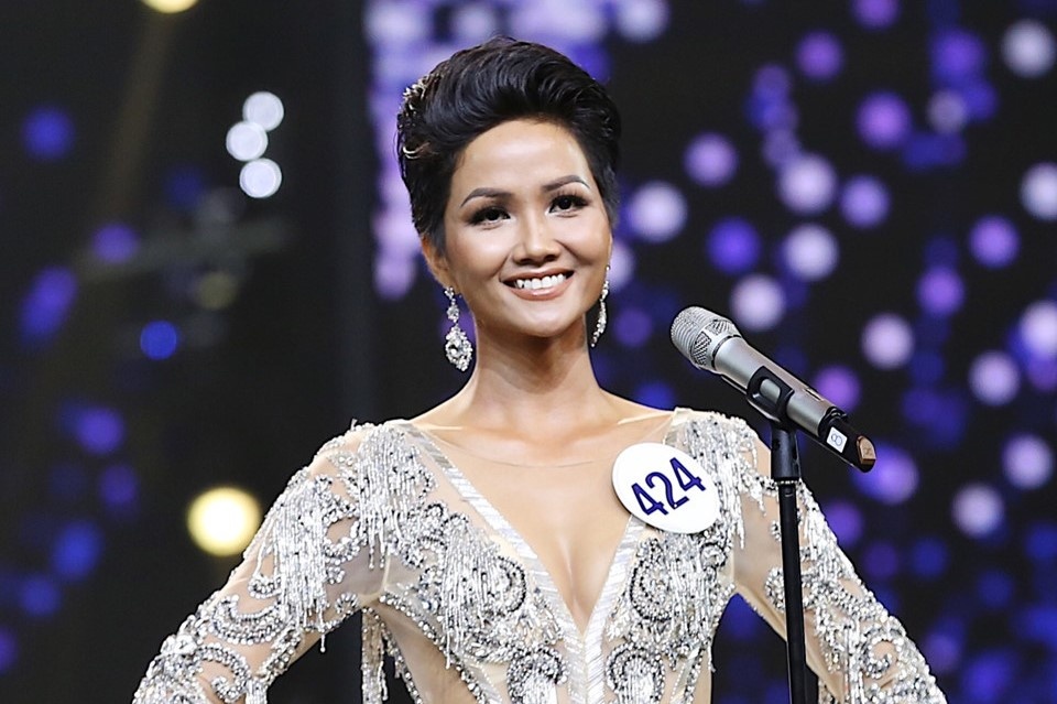 Khi tan Hoa hau Hoan vu Viet Nam bi de biu vi mau da nau hinh anh