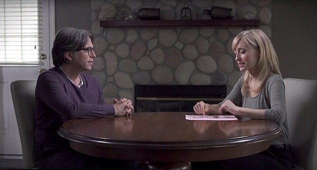 Sao nữ Smallville thành phó tướng tà giáo ảnh 2 Sao nu Smallville thanh pho tuong ta giao anh 2