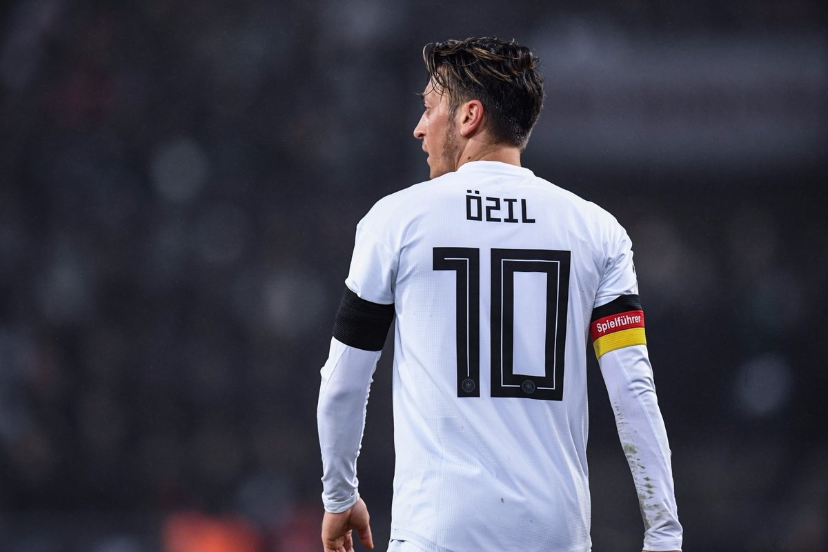 Khong co Mesut Oezil, bong da Duc khong the buoc ra khoi bong toi hinh anh