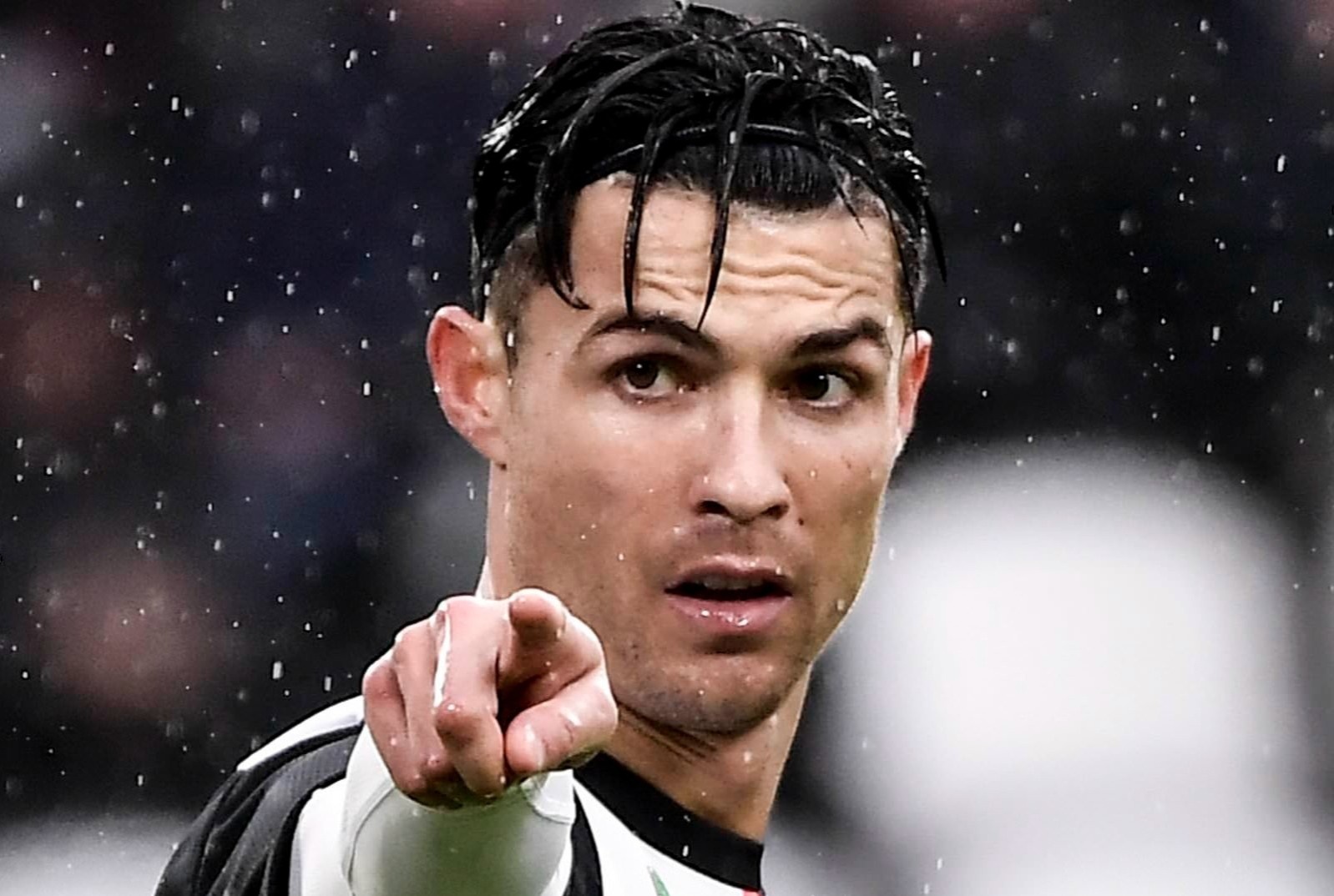 Ly do de tin Ronaldo co the danh bai Lewandowski o 'The Best' hinh anh