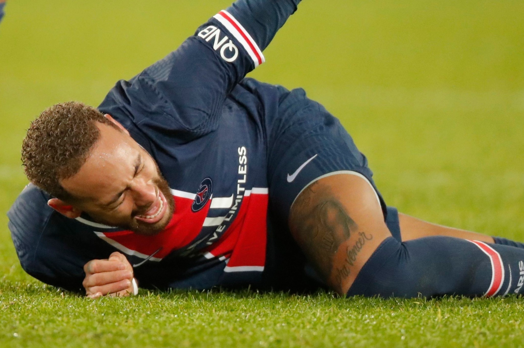 Neymar om mat dau don, phai roi san tren cang hinh anh