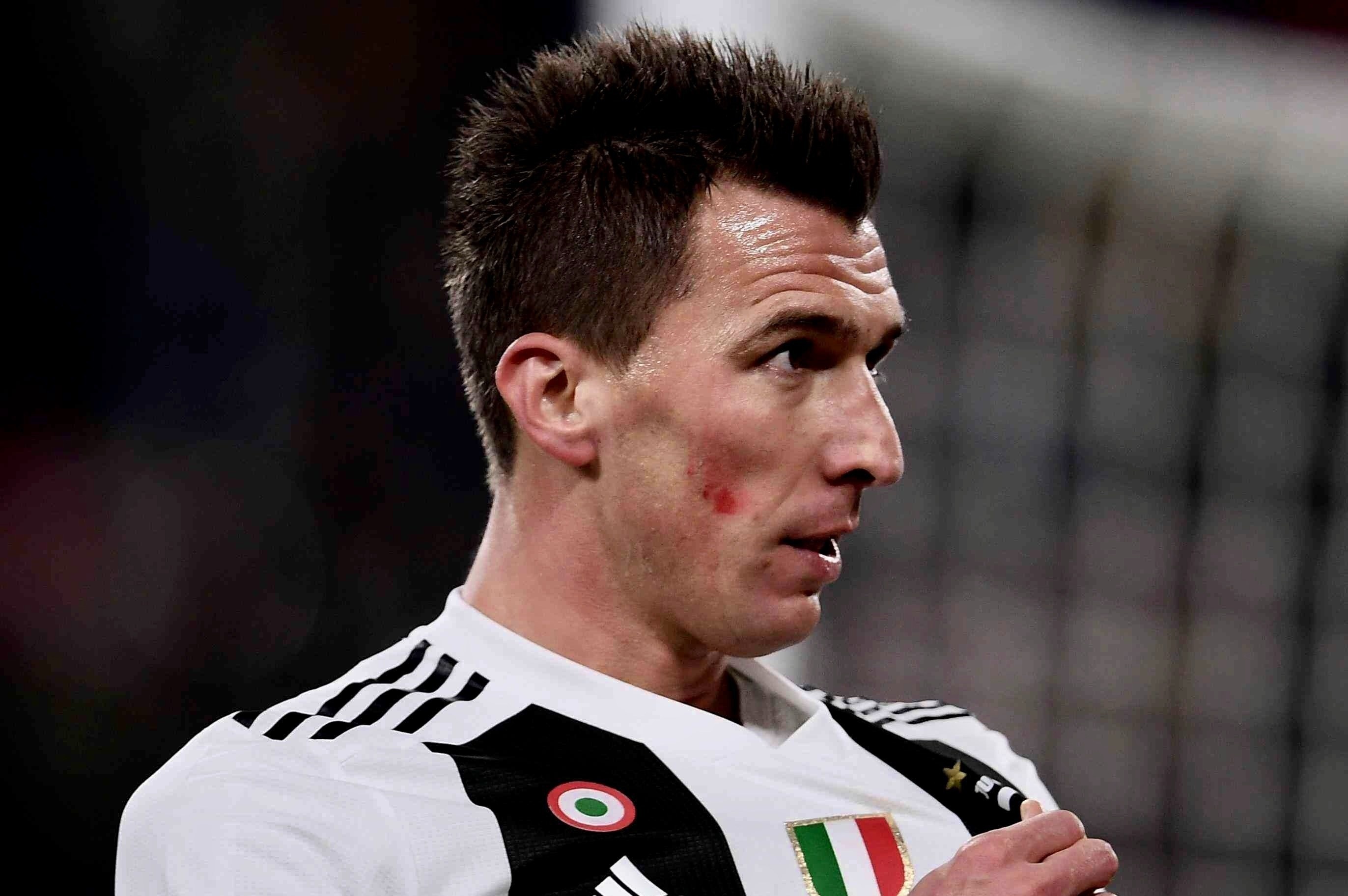 Vi sao Ibra hao hung khi Mandzukic gia nhap Milan? hinh anh