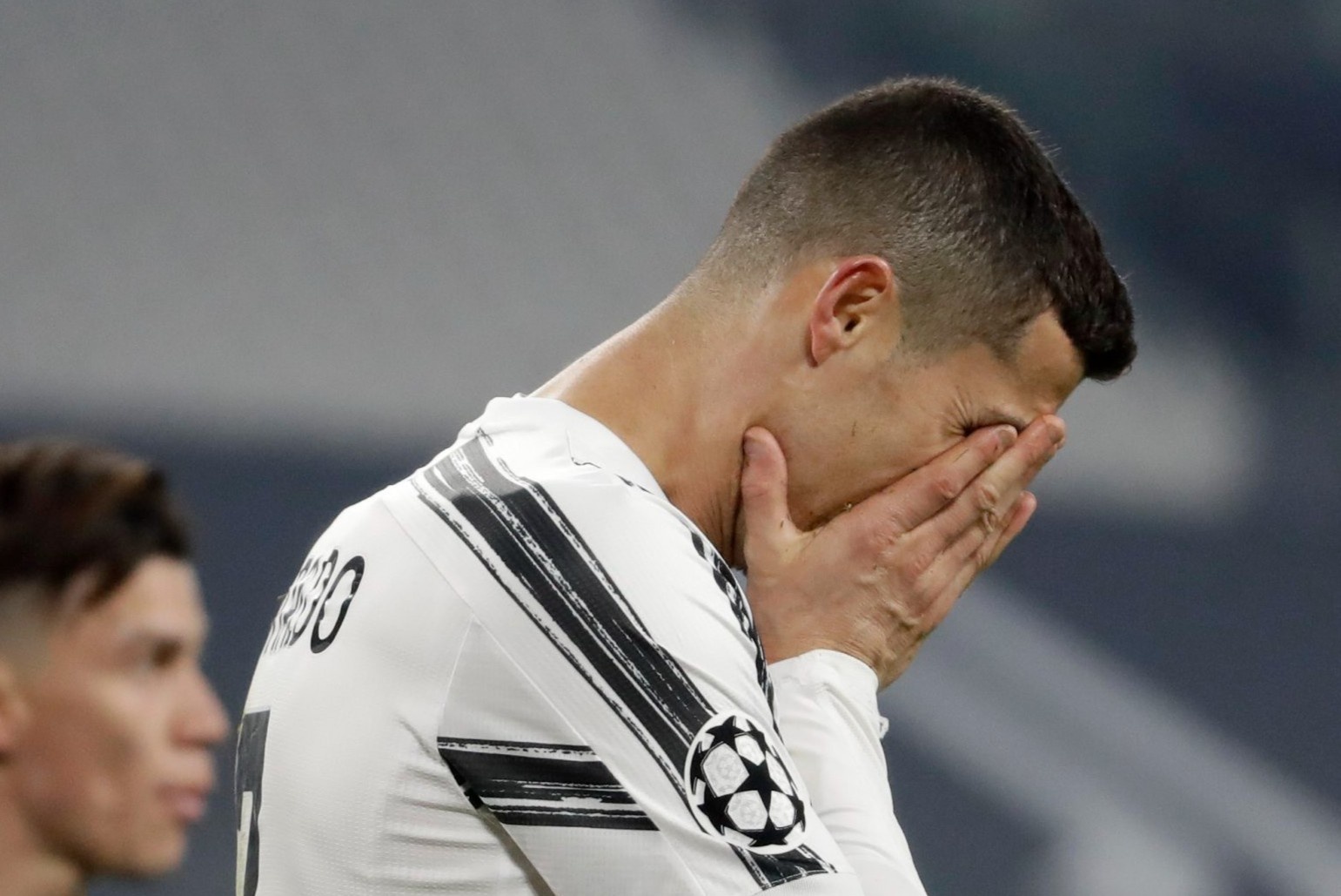 Canh cua hep cho Ronaldo hinh anh