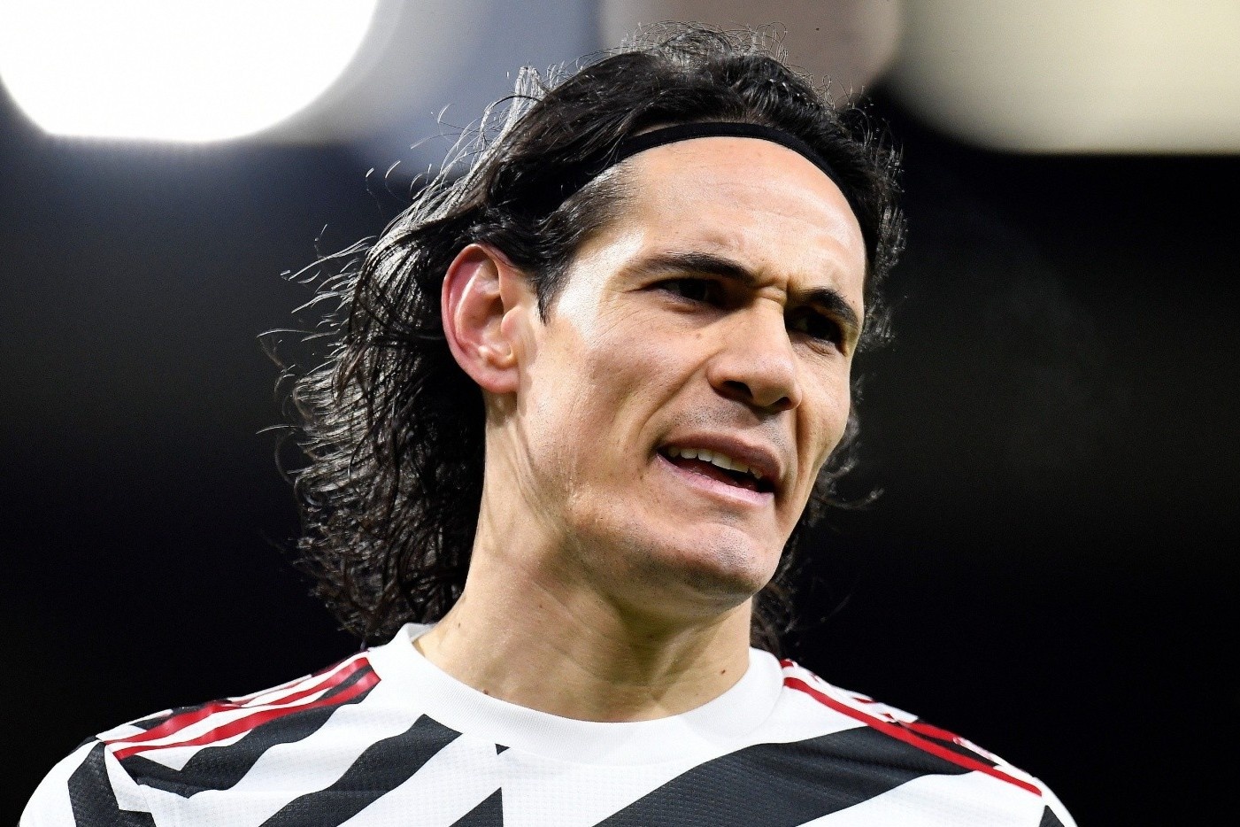 Cavani qua dat do hinh anh