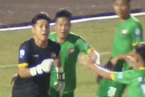 'Trọng tài phải mạnh tay với thủ môn Cần Thơ'