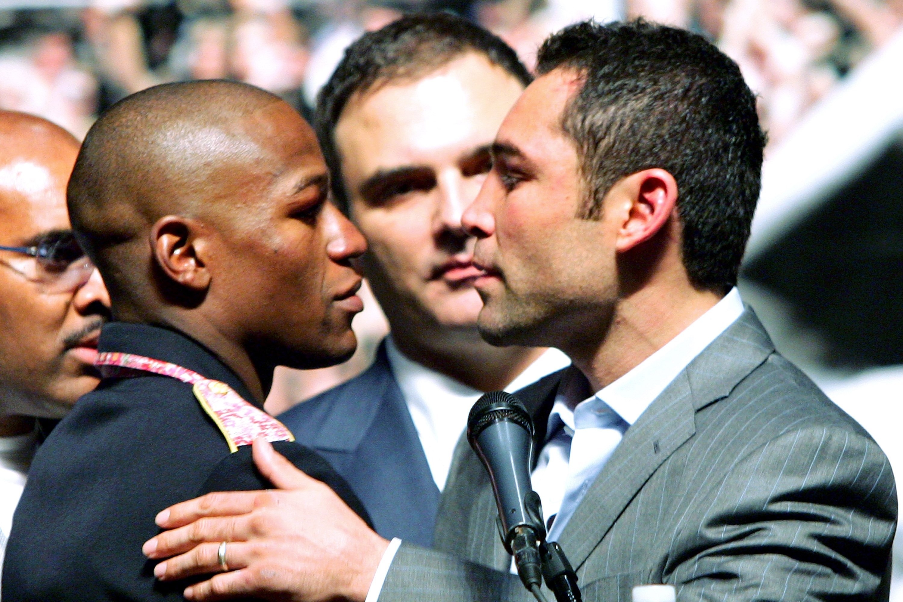 Oscar De La Hoya muon so tai Mayweather sau khi tai xuat hinh anh