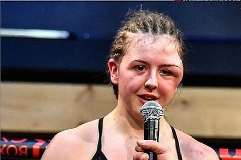 Guong mat nu vo si quyen anh bi bien dang hinh anh