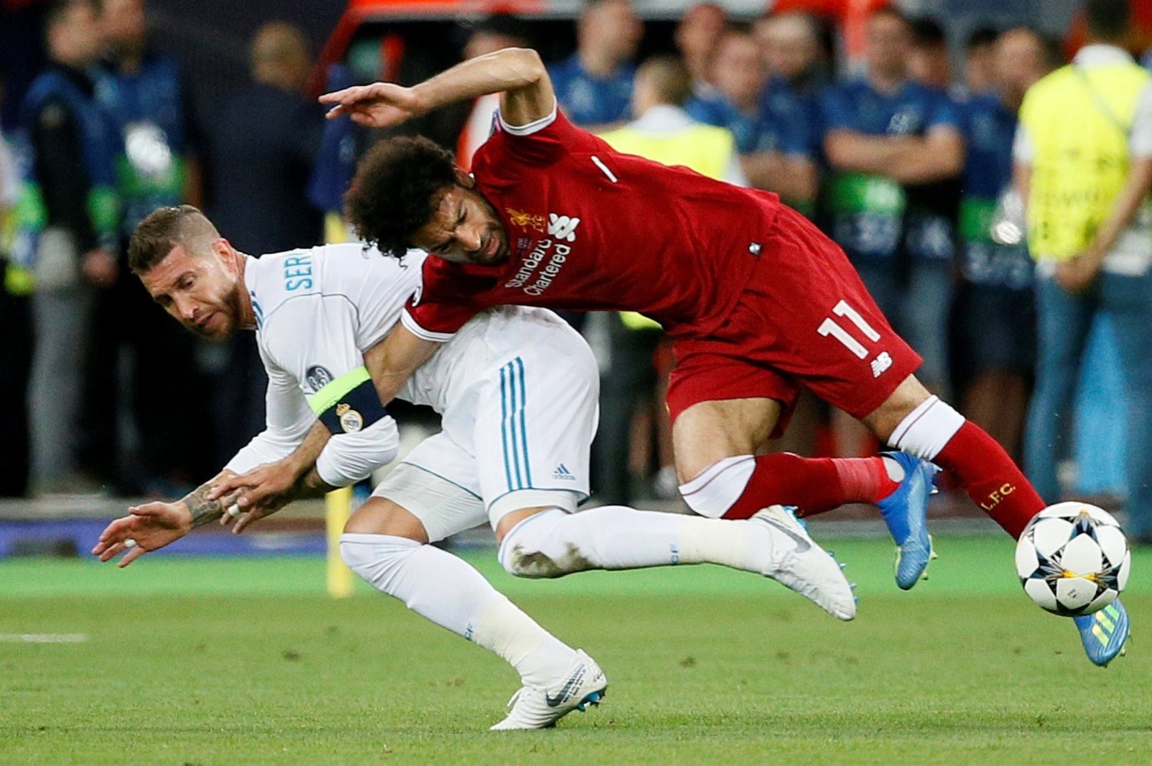 Ramos lo man tai ngo Salah hinh anh